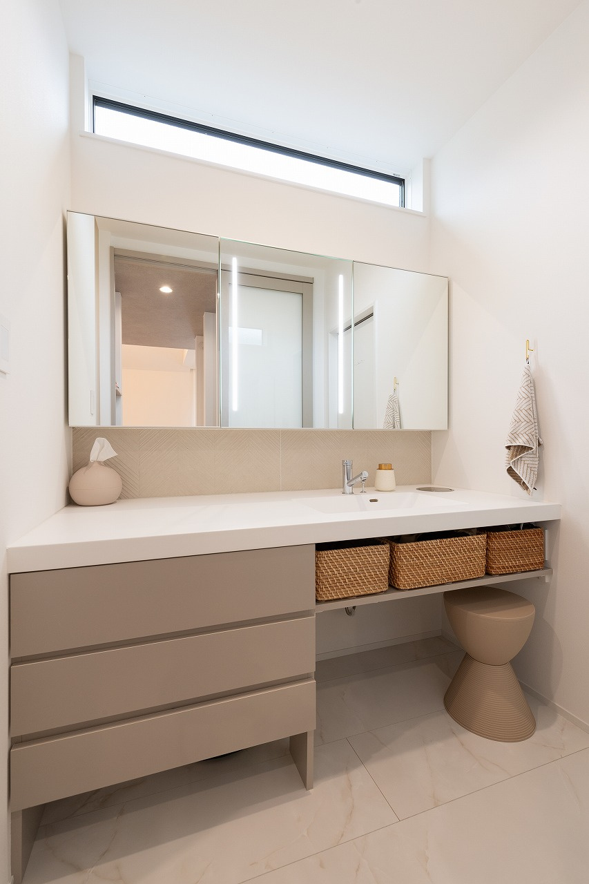 ほんのり灯る、家族のくつろぎ　間接照明が織りなすあたたかみのある住まい｜キナリモダンな家×ロフト×間接照明