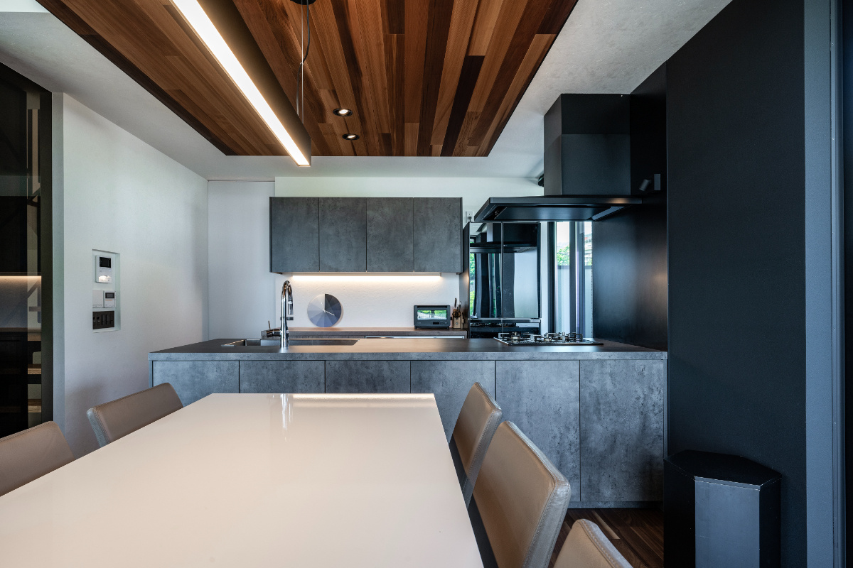 【神戸】ダークトーンでモダンなオーダーキッチン