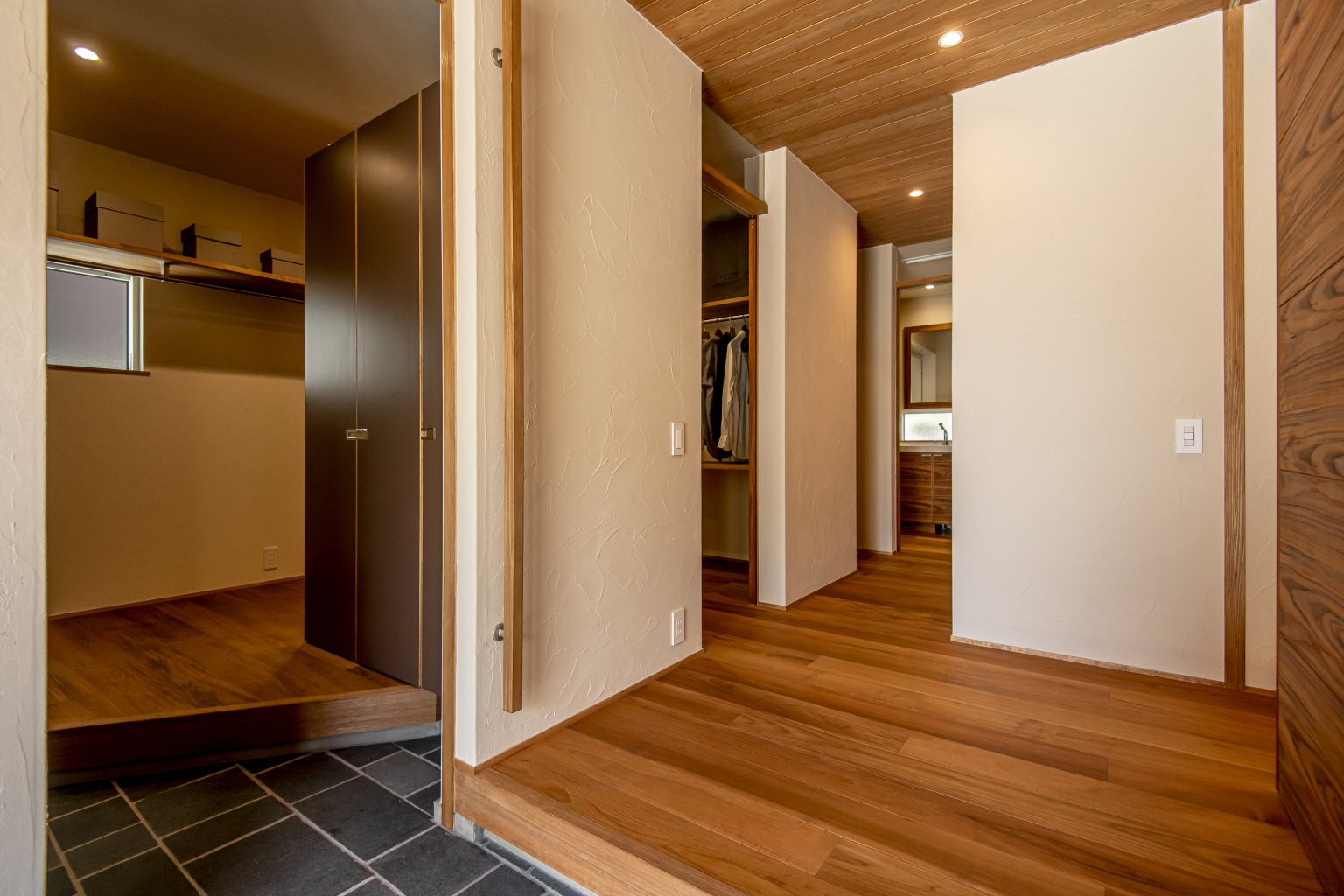 来客もプライベートもスムーズな玄関