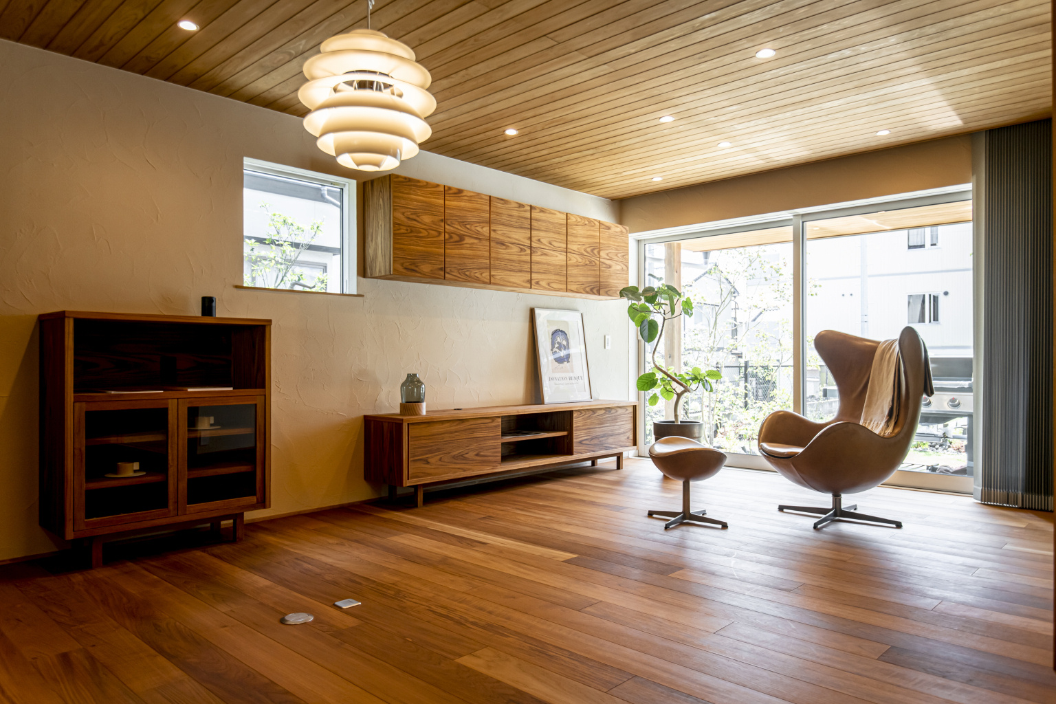 チーク材と北欧インテリアで仕上げられたリビング