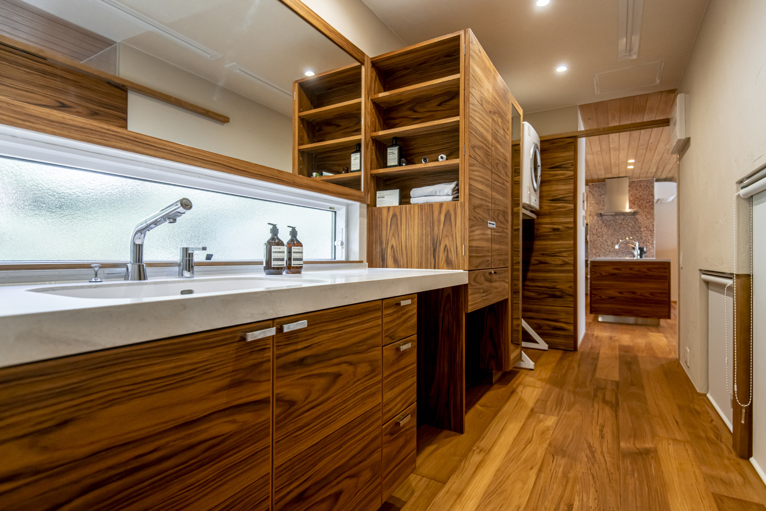 キッチンからの動線で家事楽を実現。