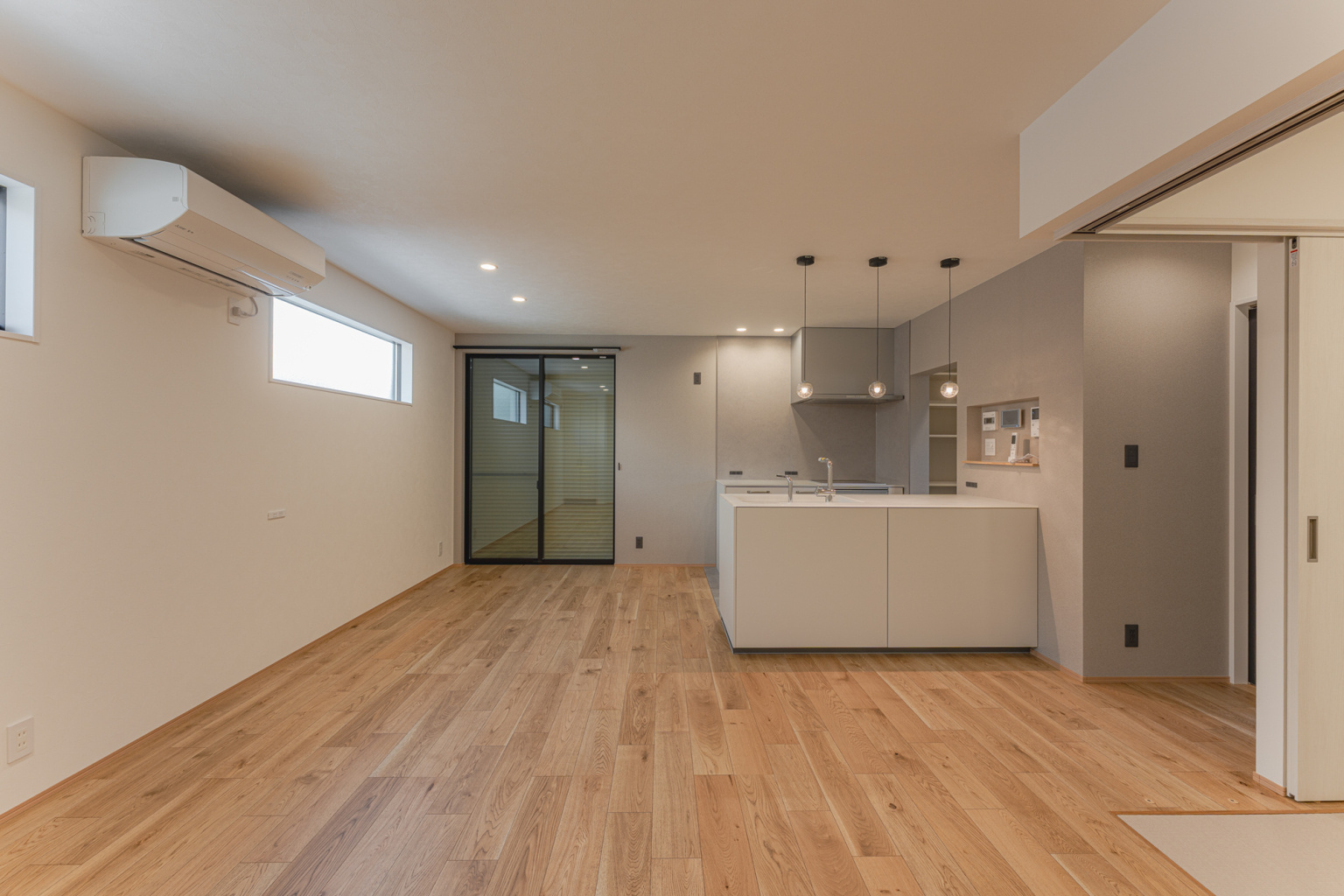 キッチンはIHと水栓の場所を分けたことでコンパクトな仕上がりに。