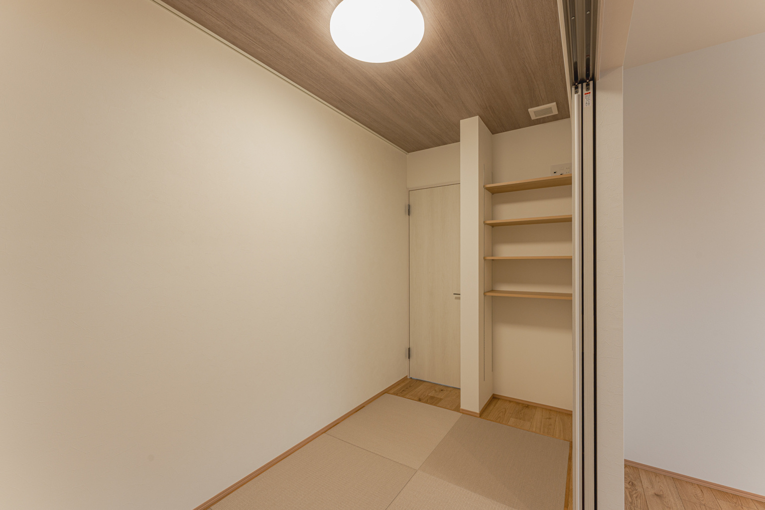 段差のない小和室のトビラの先は洗面化粧台・脱衣室につながっています