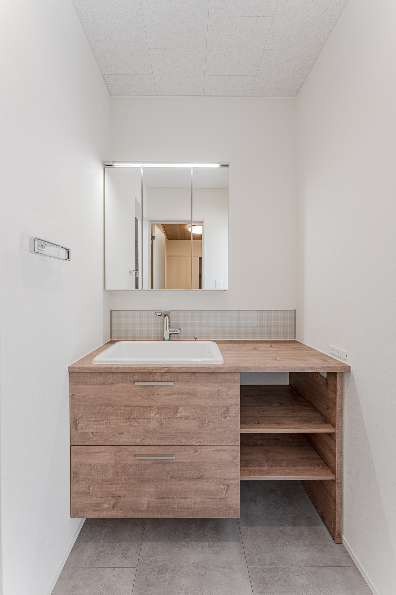 小和室の先の洗面化粧台