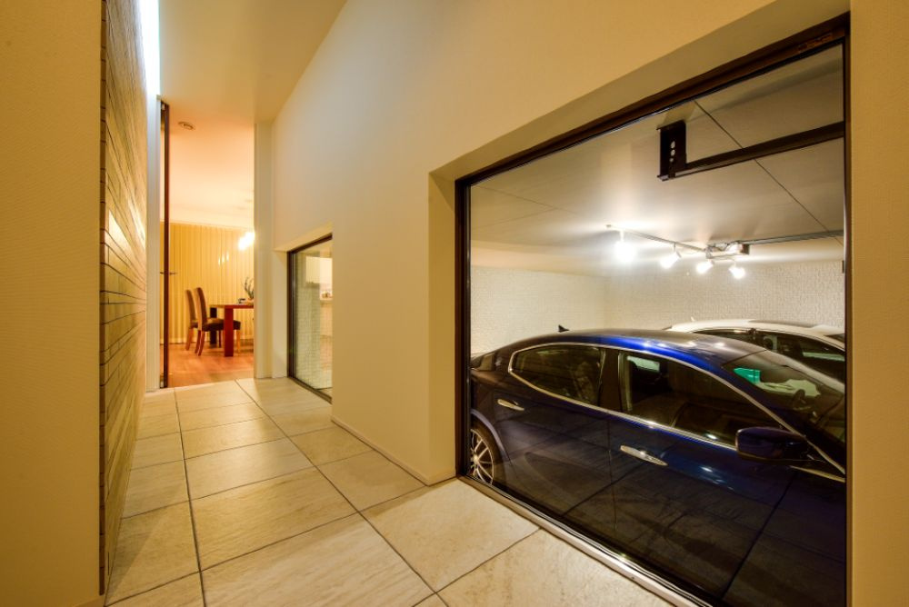 玄関からガレージを眺めながらLDKへ