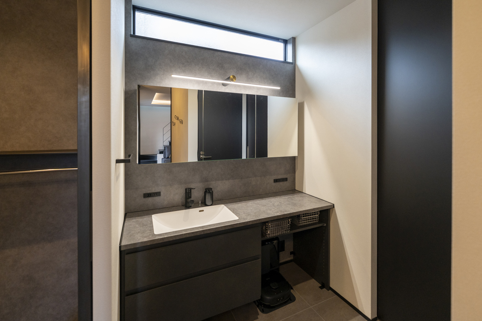 グレートーンで統一したサニタリー