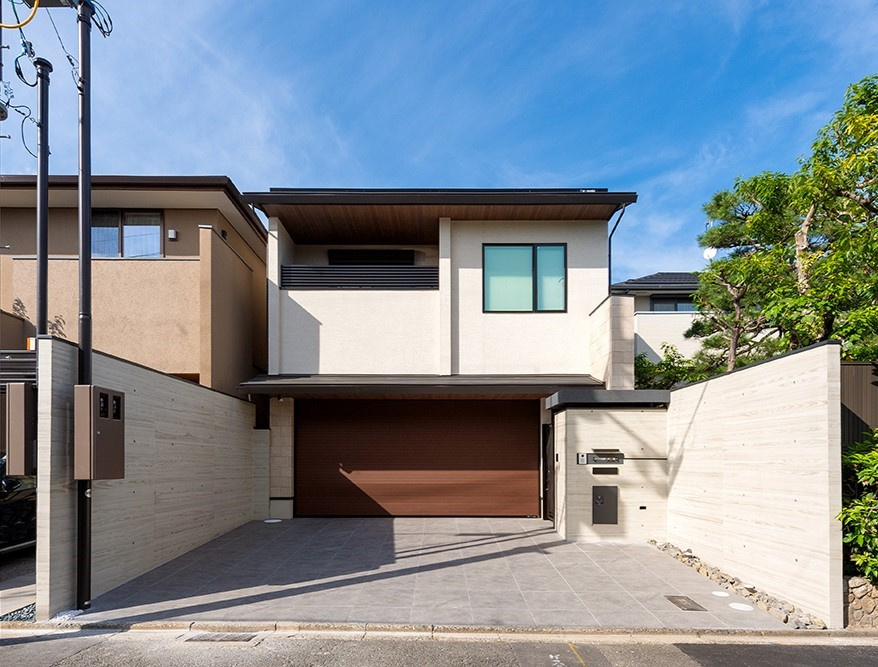 住宅街に佇む中庭から光と風がそそぐホテルライクな家｜重量木骨×ビルトインガレージ