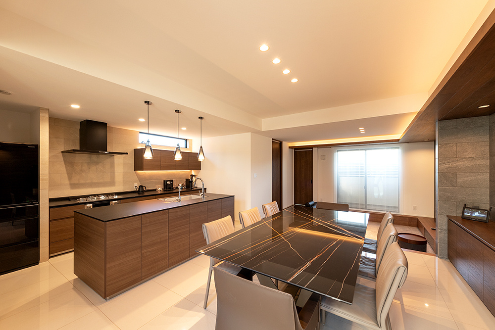 住宅街に佇む中庭から光と風がそそぐホテルライクな家｜重量木骨×ビルトインガレージ