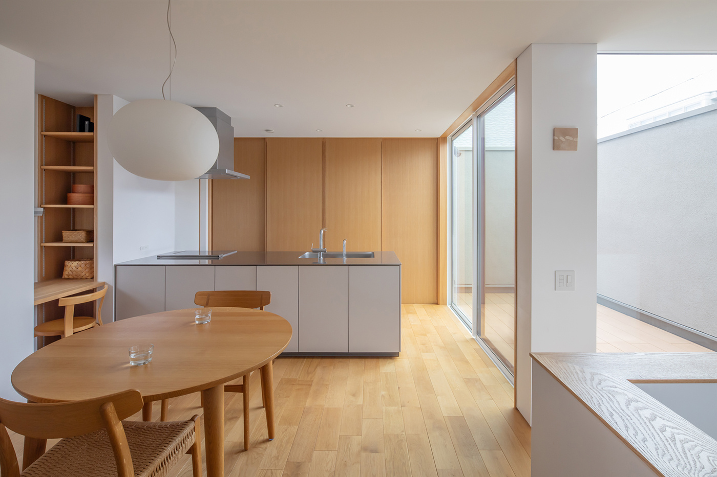 制約をプラスに変えて生まれた、開放感あふれる心地よい暮らし