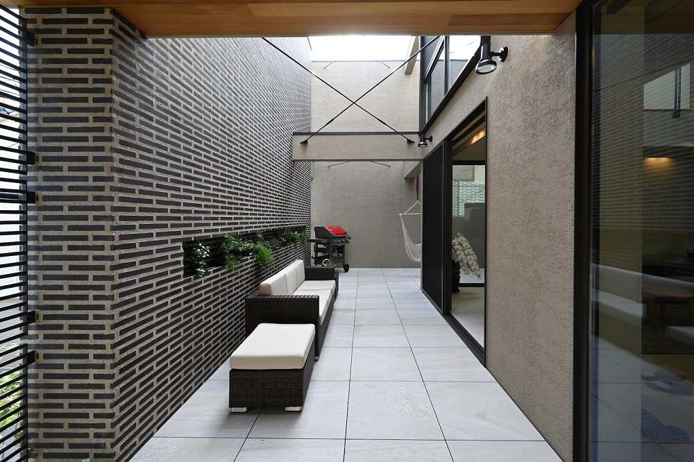 【大阪】大きな塀を立てプライバシーを守りながら、アウトドアリビングとしてくつろげる中庭