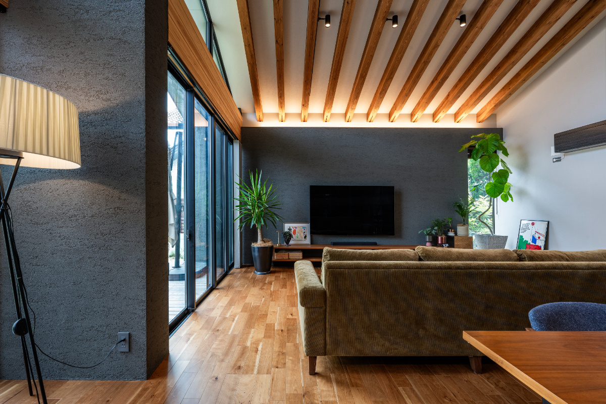 【大阪】剥き出しの梁が特徴のリビング