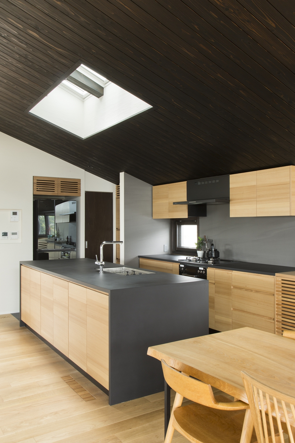 天窓からの光が柔らかくキッチンを照らす