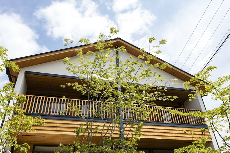 優しい緑に彩られた外観