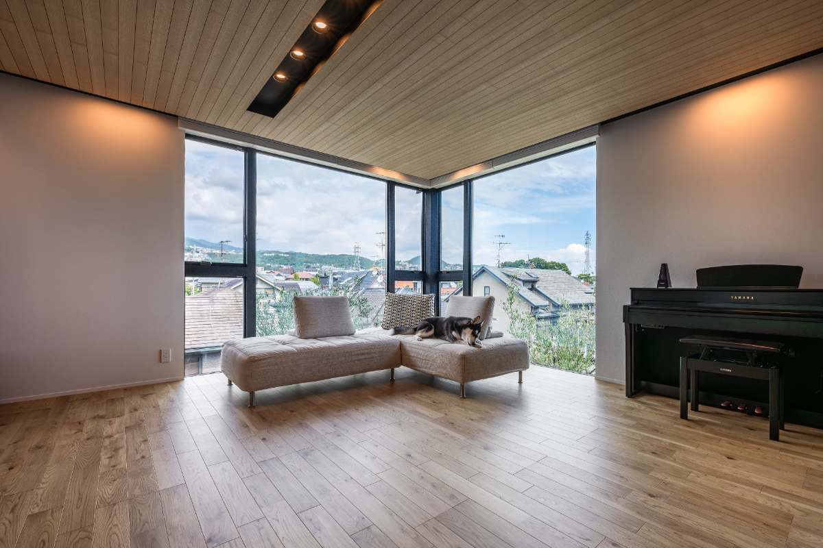 【西宮】北側の山々を眺め暮らす、一日の移ろいを楽しむリビング