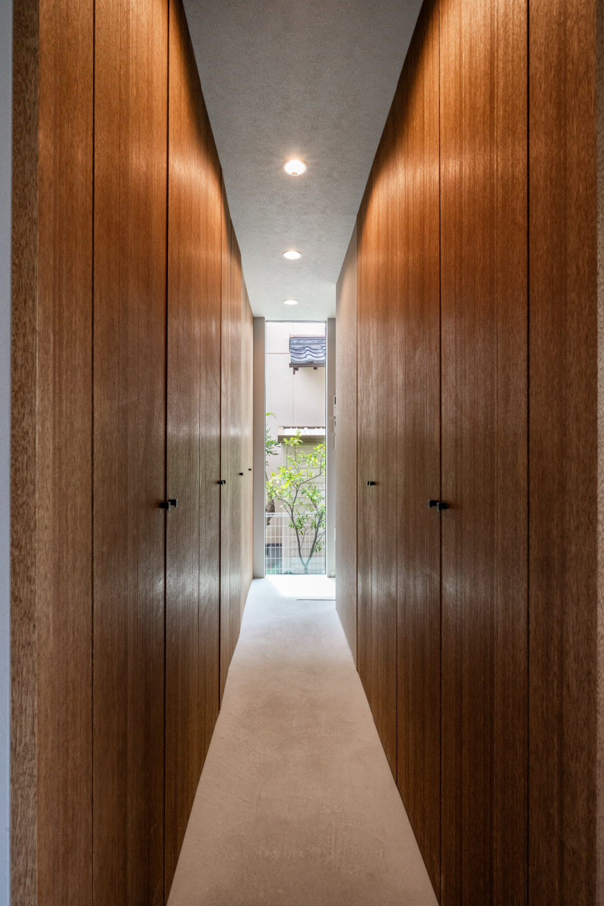 【神戸】外に伸び行く廊下、パントリー空間に光を差し込みます