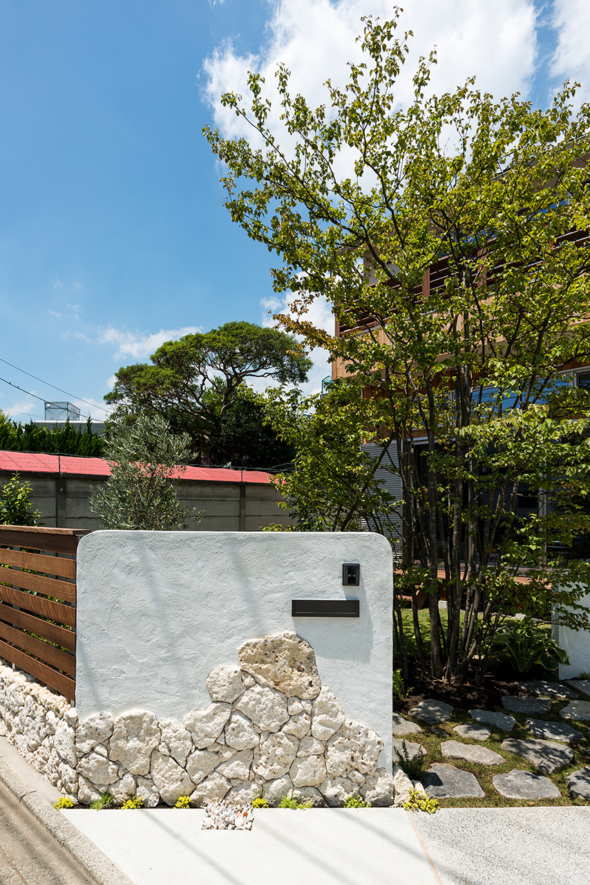 シンボルツリーによって建物は引き立ち、さらに視線を遮るため、重々しさのないプライバシー保護につながる。夏は木陰を提供し、冬は落葉して日の光を取り入れる。シンボルツリーは家を自然な姿にしてくれる。