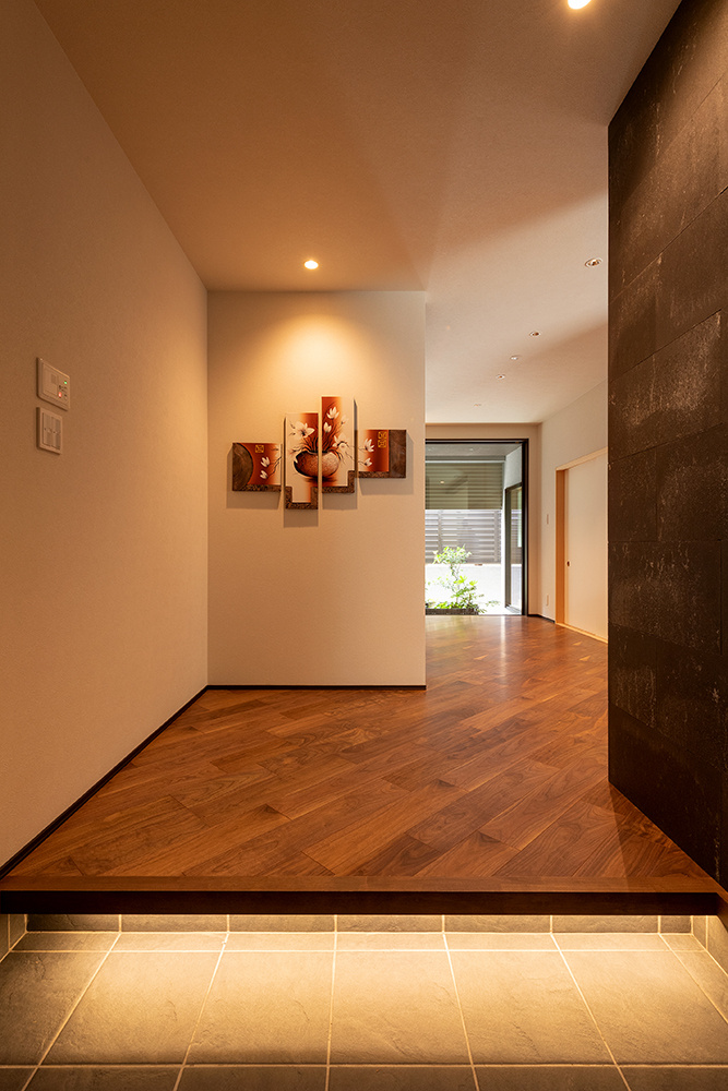 店舗のような個性的なデザインが印象的な木造3階建ての家｜中庭のある家×重量木骨