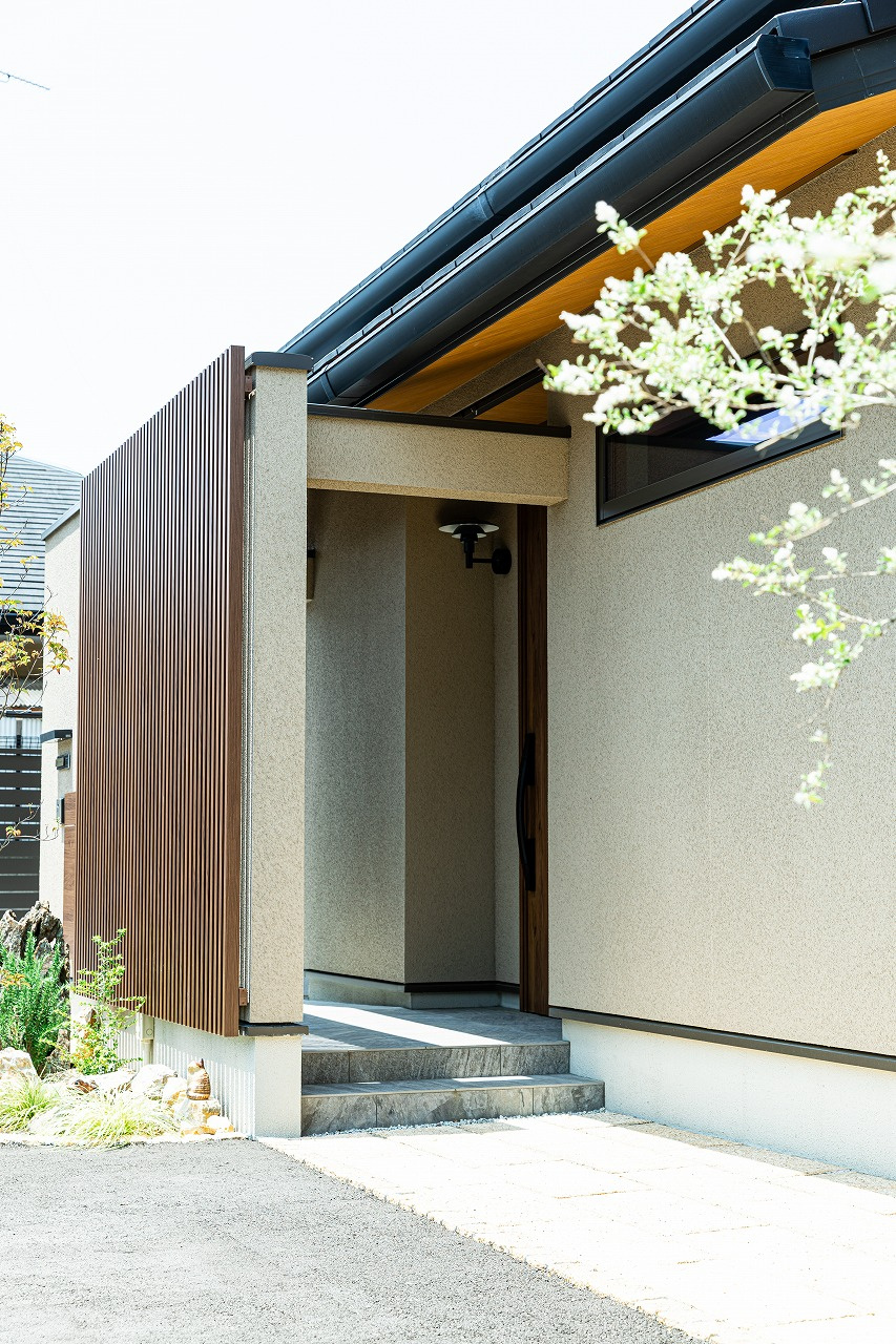 木目格子をアクセントに設けた玄関