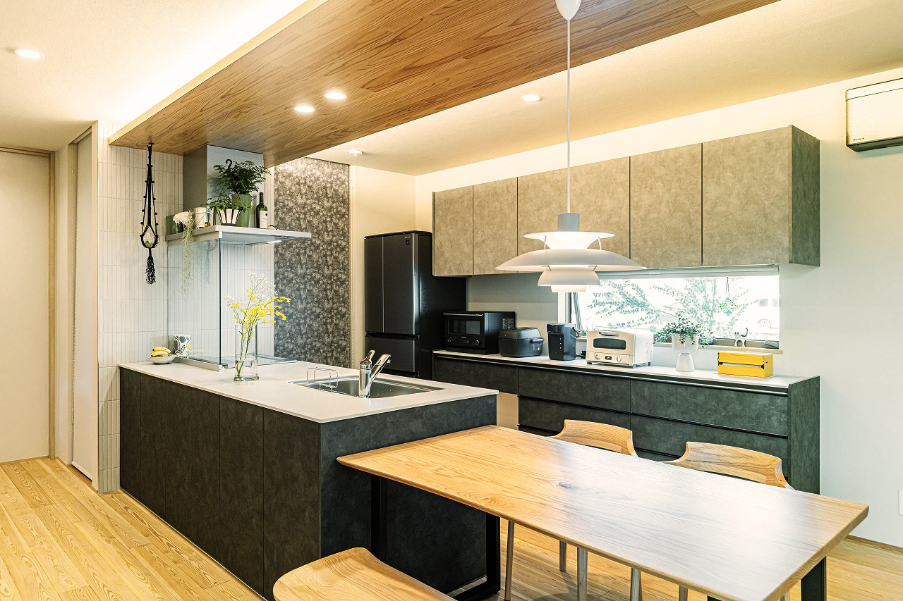 横並びで配置したダイニングキッチン