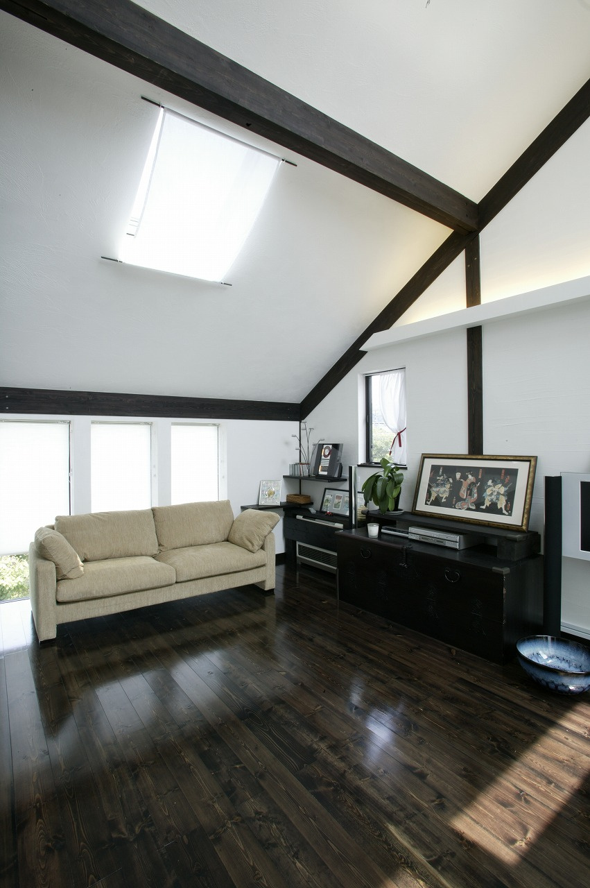 シンプルな和モダンのリビング。中庭へと続く