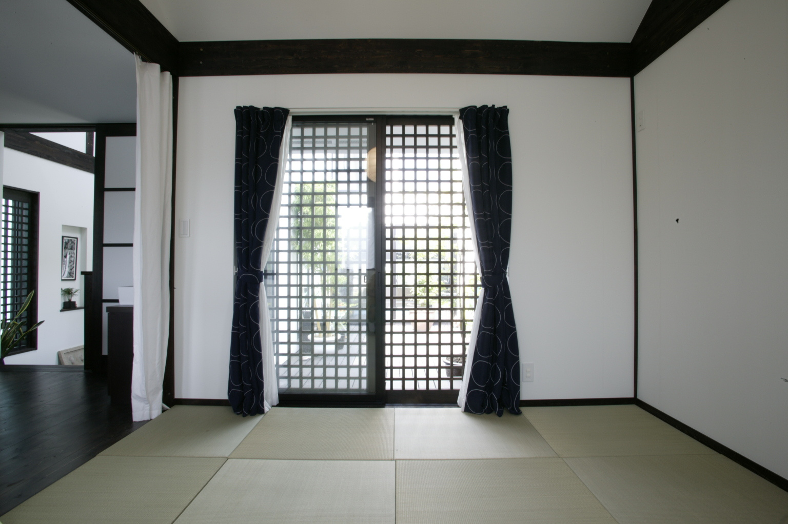 和室から中庭を望む。窓を開けるときのときめきを感じる格子