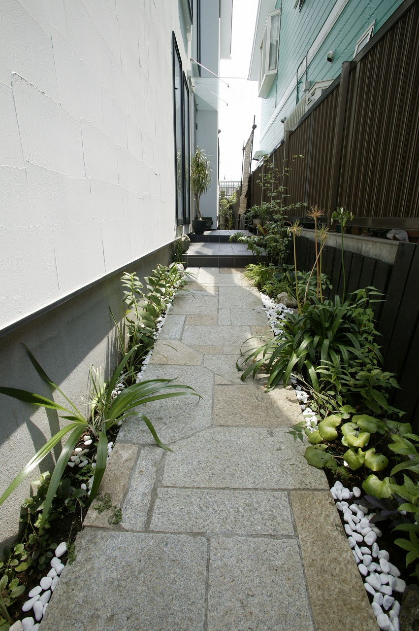 隠れ家カフェのような玄関への道