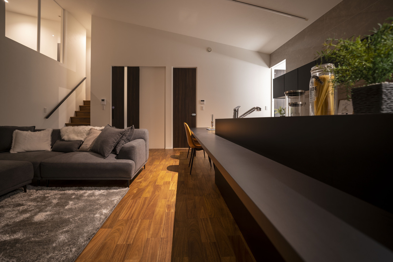 中２階のキッズルームからこぼれる、やさしい灯り