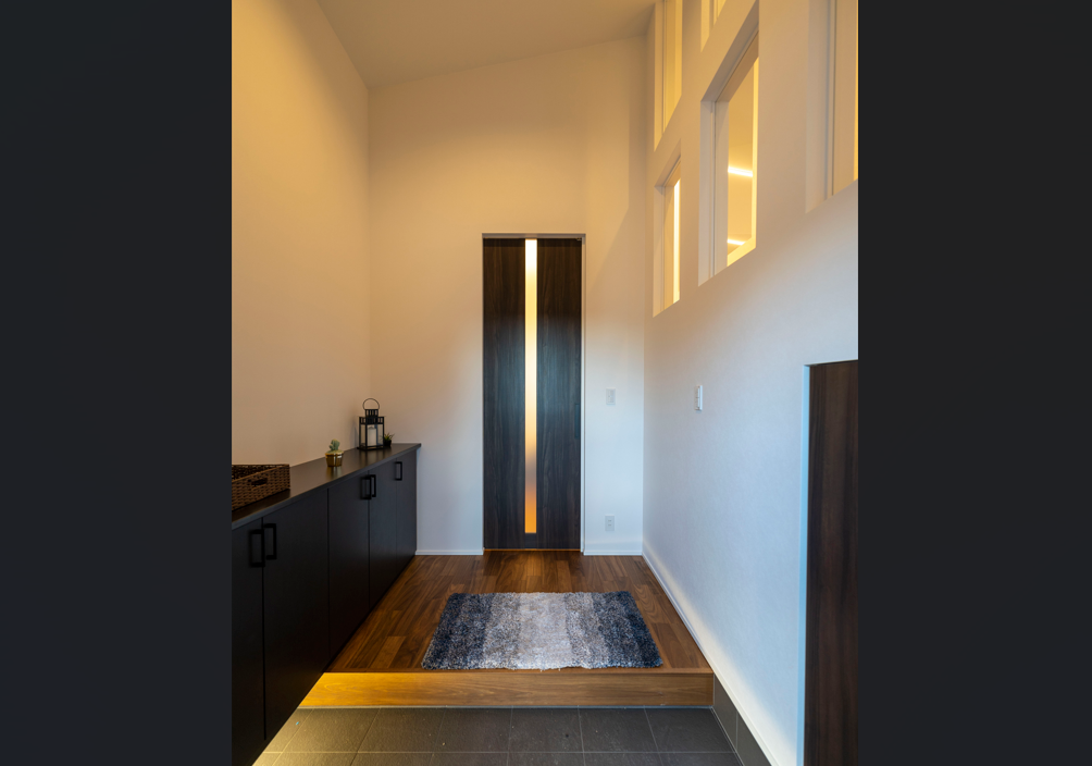 中２階から玄関ホールにこぼれる灯り