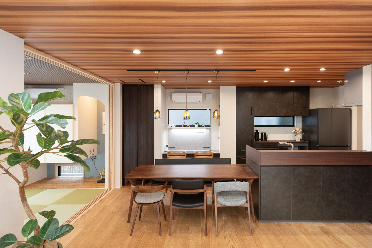 モダンなデザインと自然素材の温かみが融合したダイニングキッチン