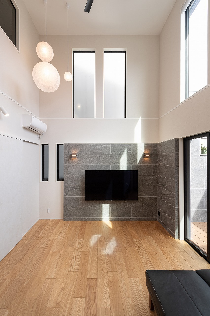 大きな窓と吹抜けで、開放感溢れるLDK