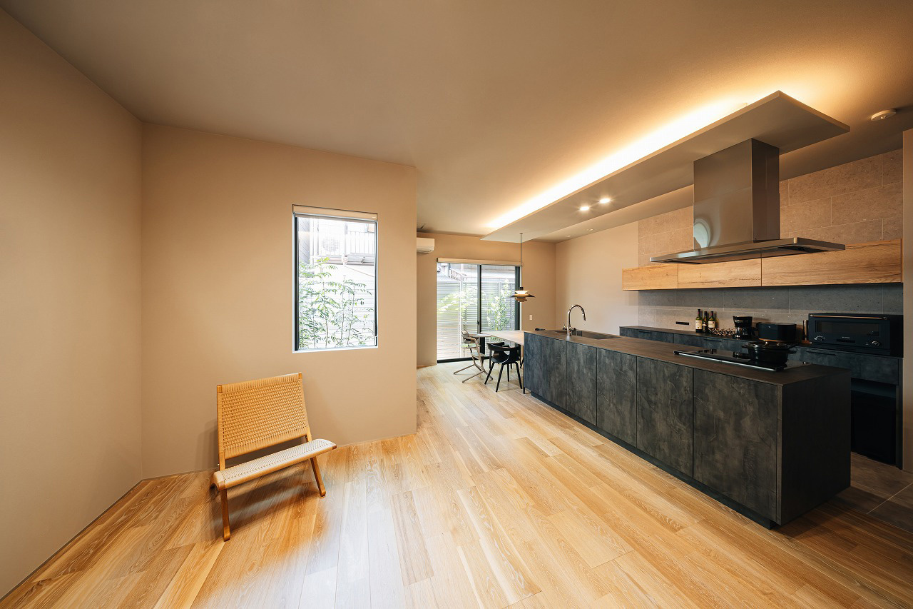 木とグレー、素材のコントラストが映えるシンプルモダンな家 | 間接照明×シンボルツリー