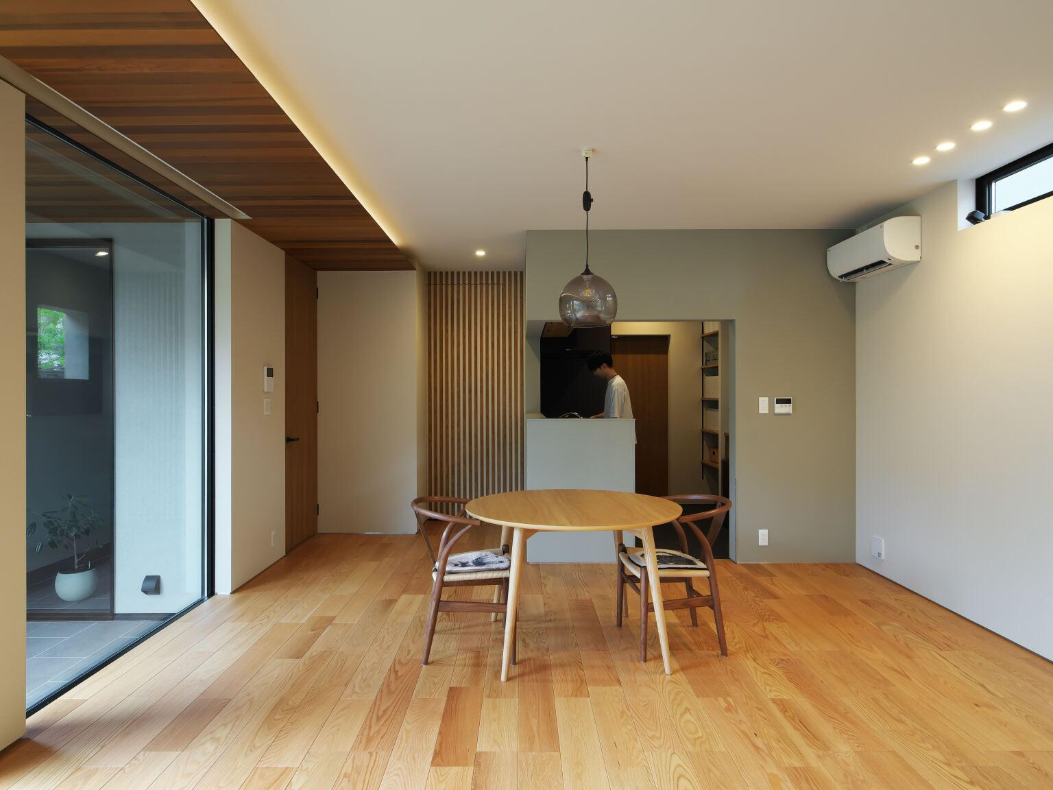 柔らかな緑に囲まれた クローズドキッチン