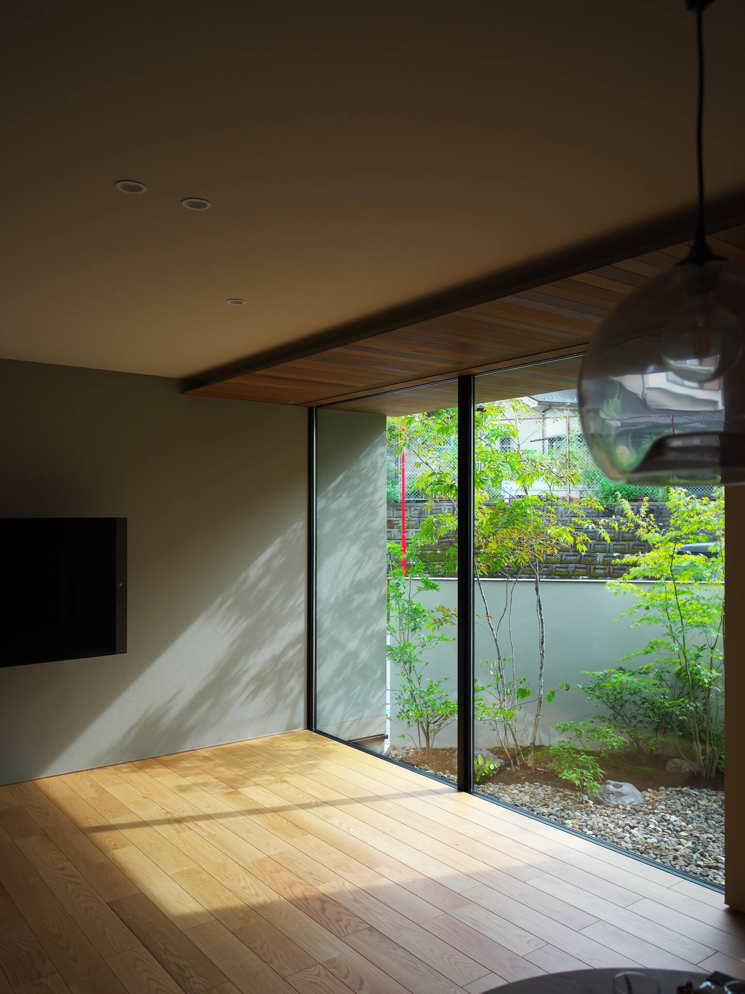 木漏れ日を写し込む左官壁