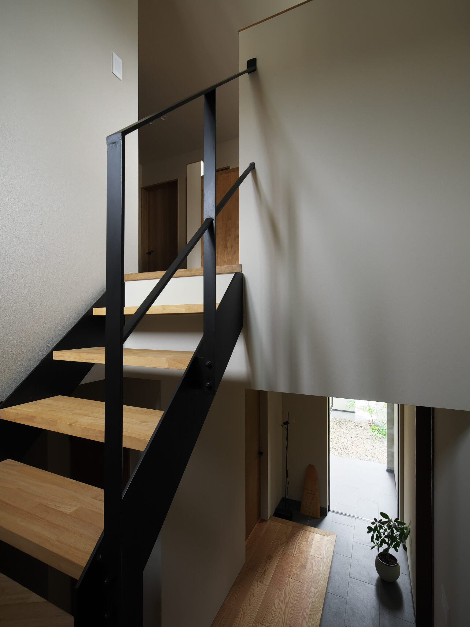 FIX窓から明るい光が入る玄関ホール