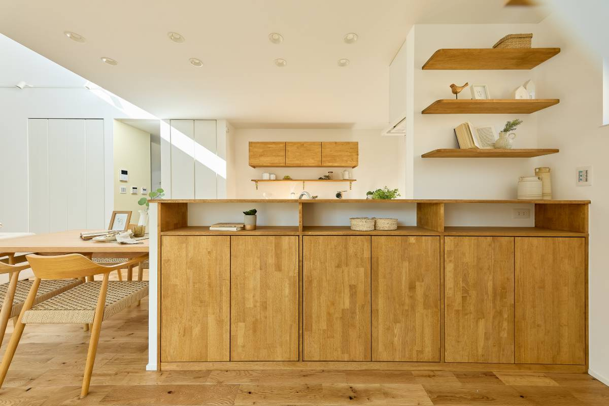 オークの木目が美しいフローリングと、天然オイル塗装の木製造作家具