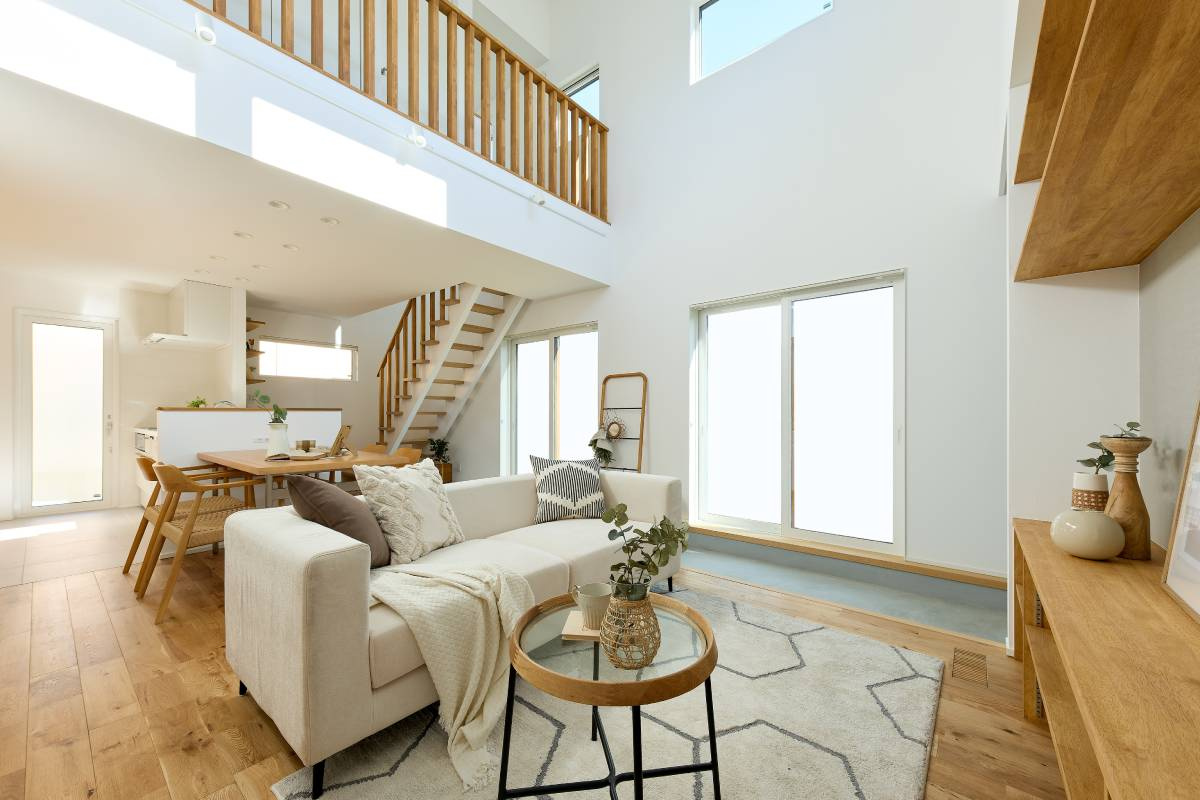 吹抜けで各部屋とつながるリビング｜家族の気配が縦に巡る