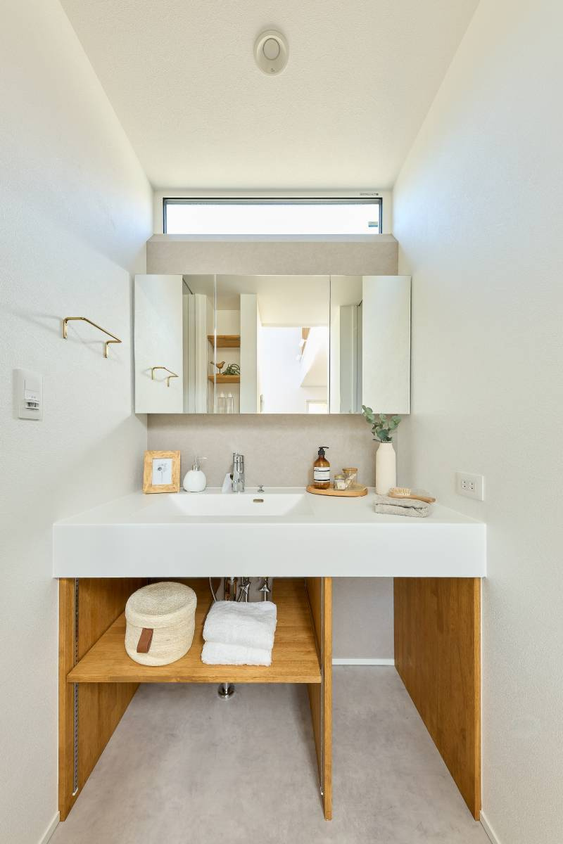 miratapの三面鏡とAICAの造作カウンターによる洗面スペース