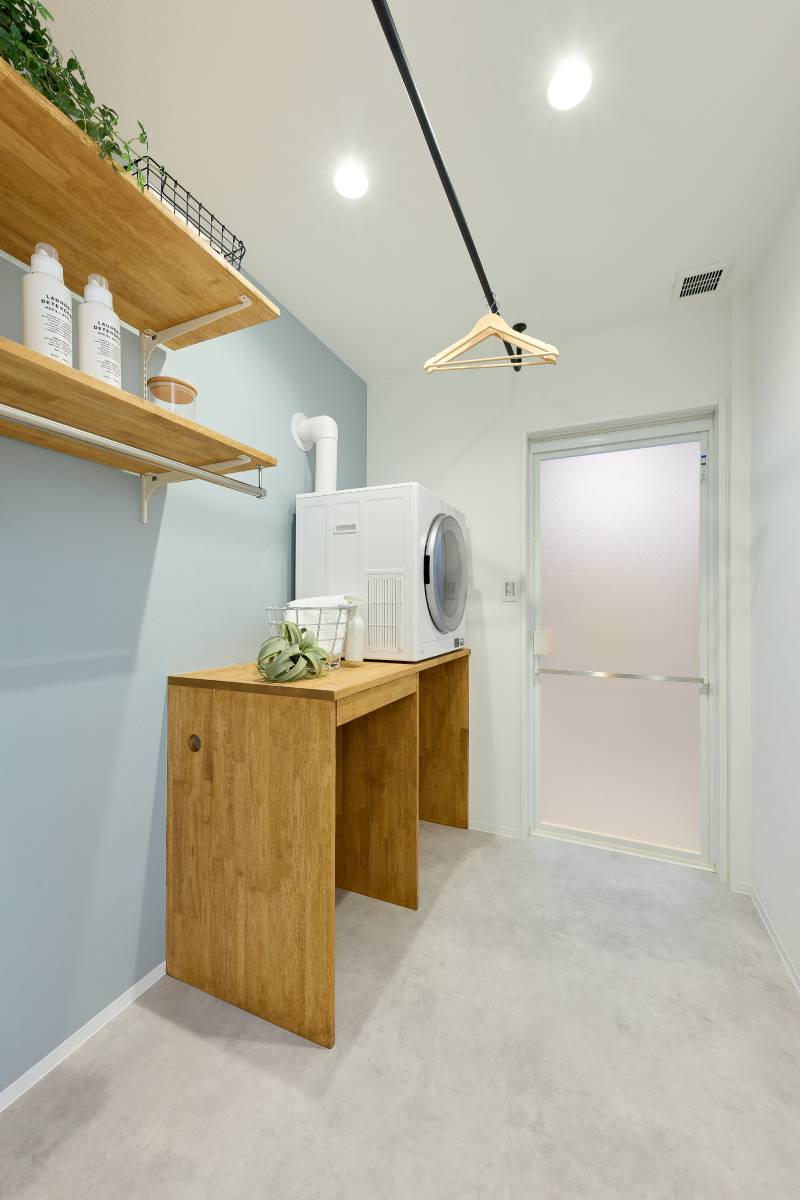 乾太くん・物干しバー・木製造作収納を備えたランドリー室