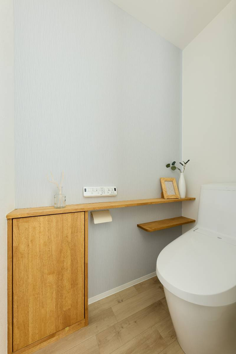 木製造作家具と落ち着いた色合いのトイレ