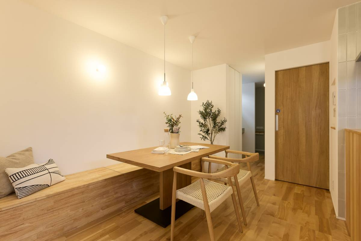 畳スペースのあるリビング｜くつろぎ方に選択肢を天然オイル塗装の木製造作家具がつくる、統一感のある空間