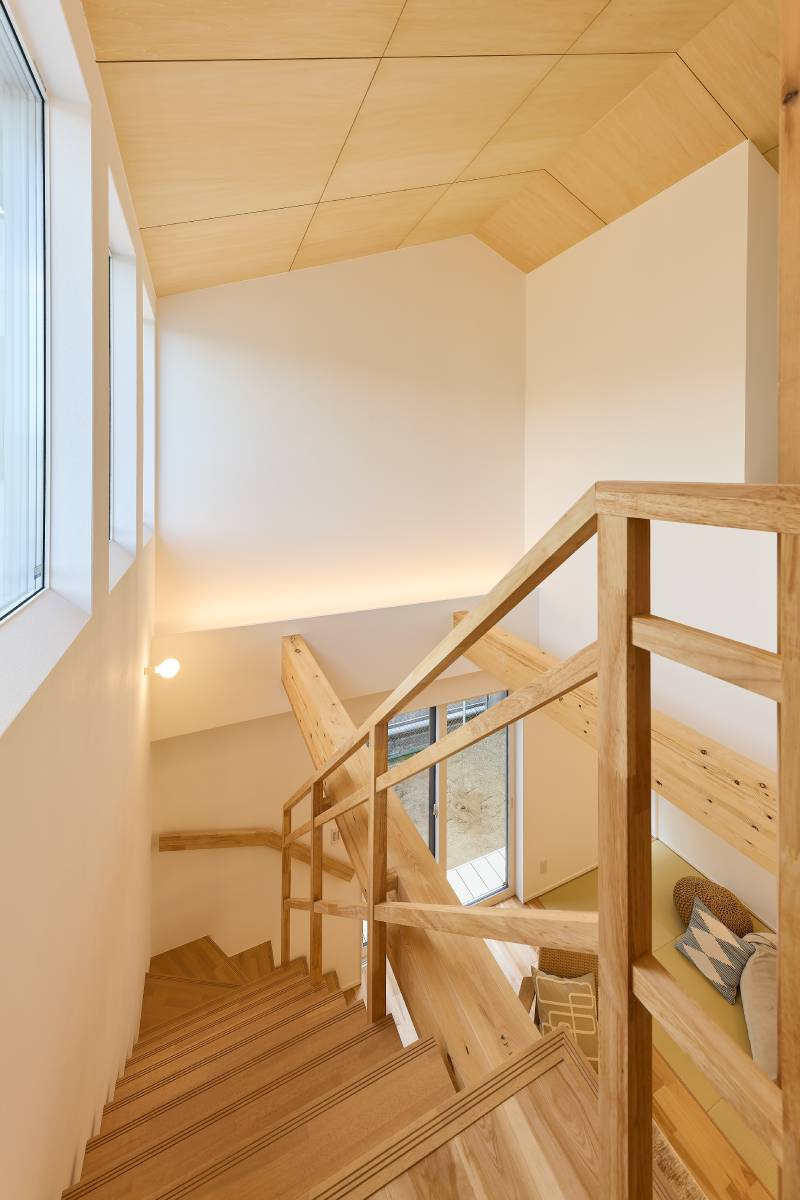 シナの木目が美しい、吹抜けの天井