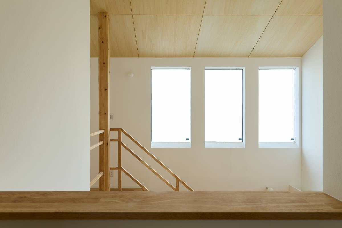 採光と温熱を考えて設置した、吹抜けのトリプルガラス樹脂窓