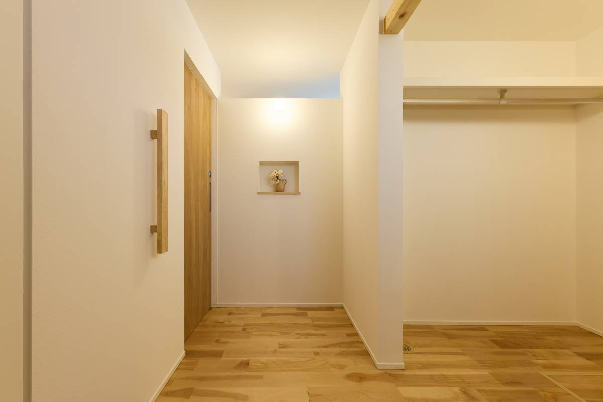 天井を空けることで広がりを感じる玄関スペース