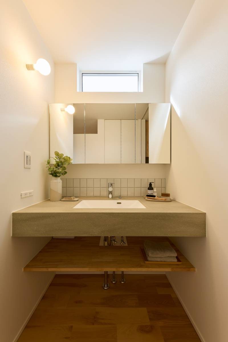 miratap三面鏡とAICA造作カウンターの洗面スペース