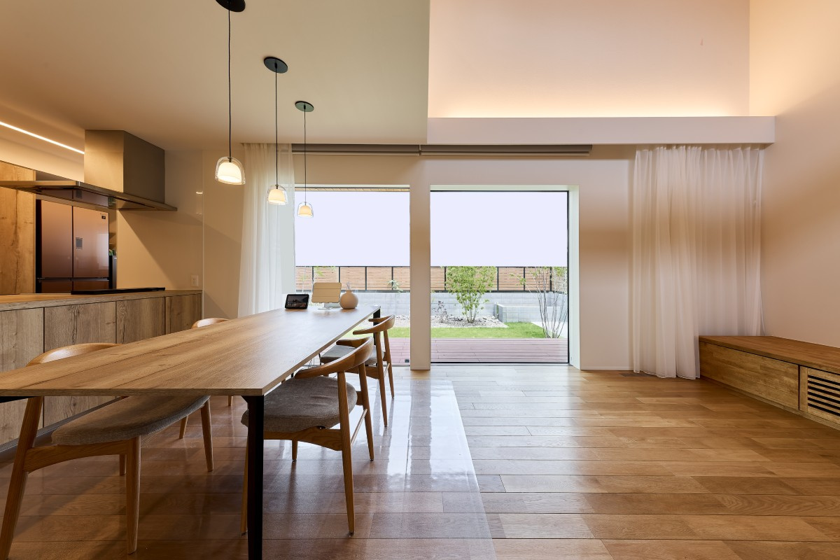 吹抜けリビングと縁側のつながりが生む開放感