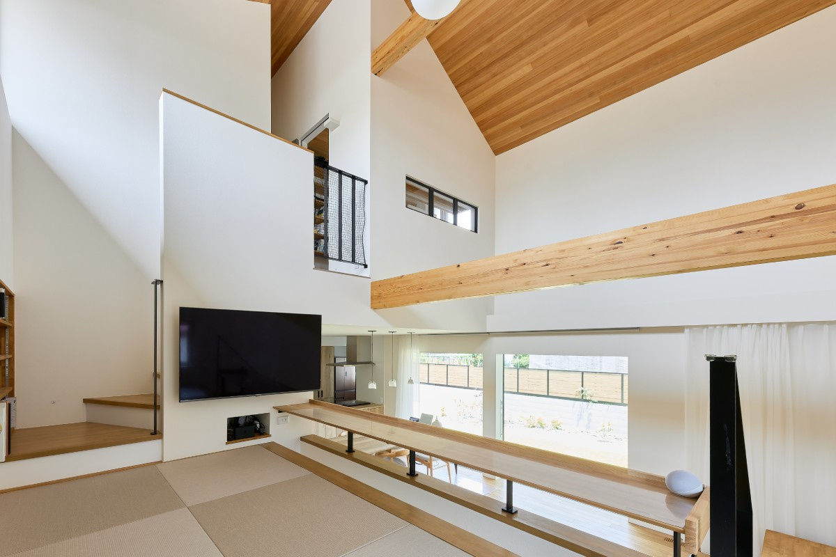 畳敷き＋造作木製本棚のあるスキップフロア