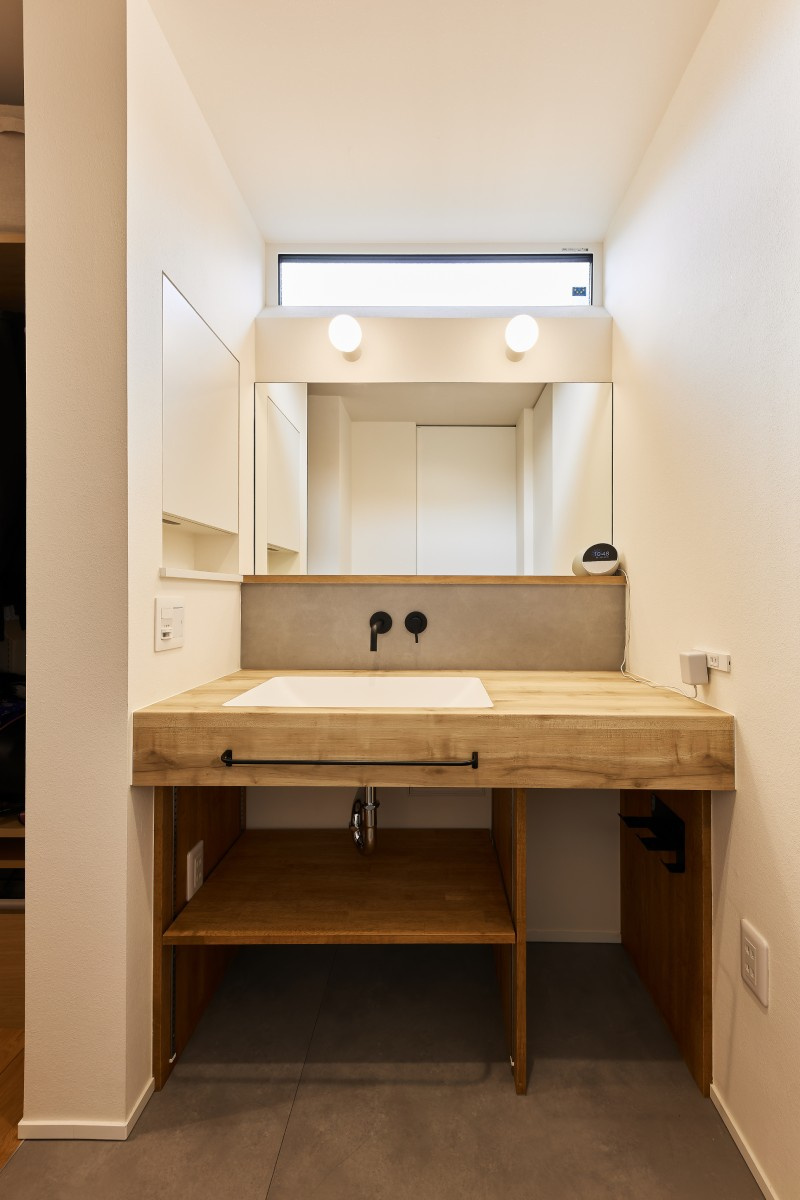 造作カウンターと埋込収納 ― 機能美を追求した洗面スペース