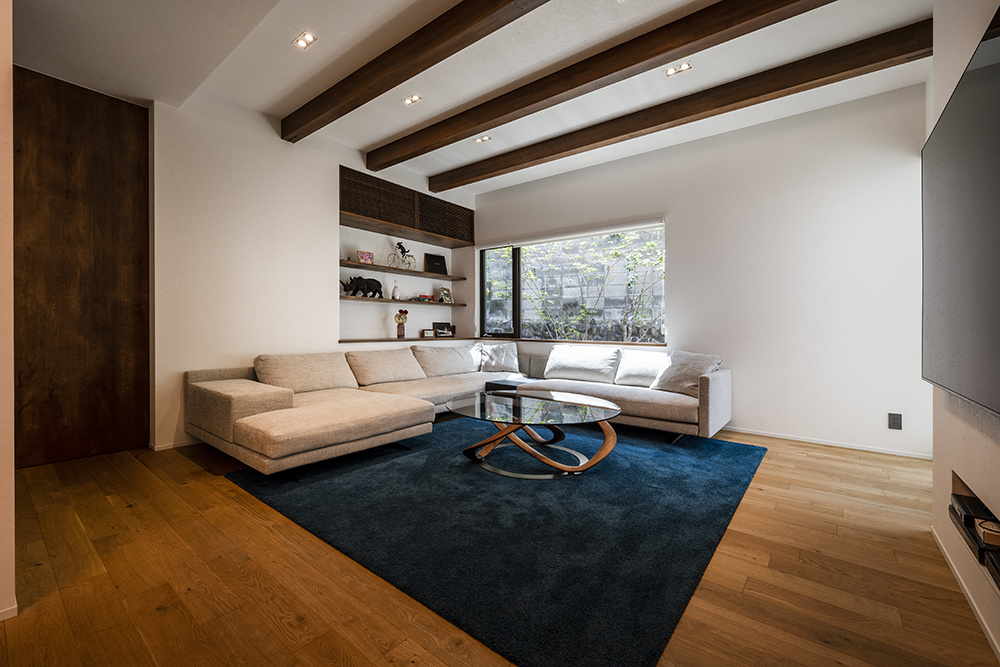 【大阪】木に包まれる構造の中にある事を梁を現して表現したリビング