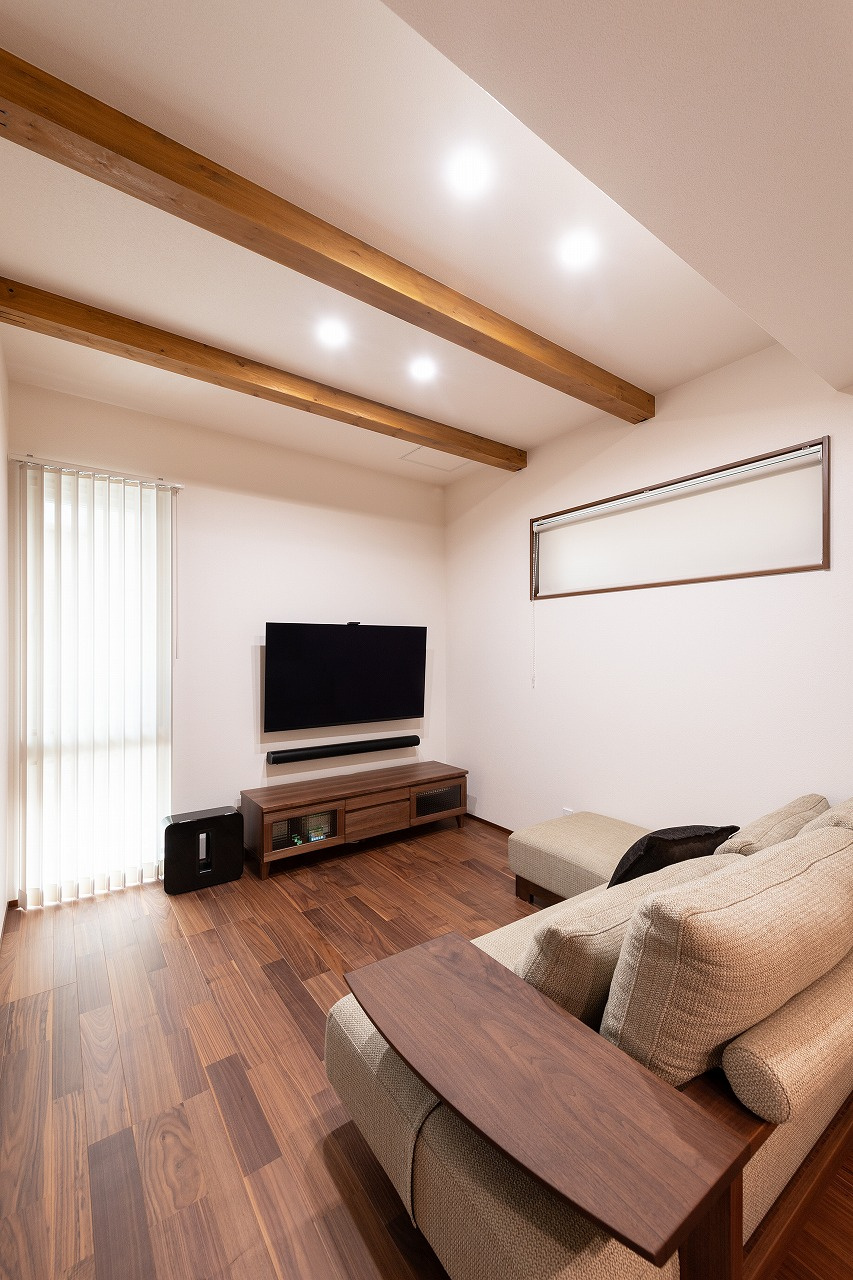 梁を見せたリビング