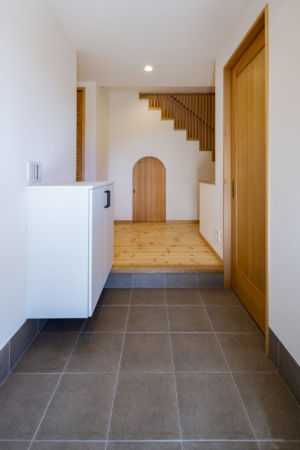 可愛らしい小さな造作ドア